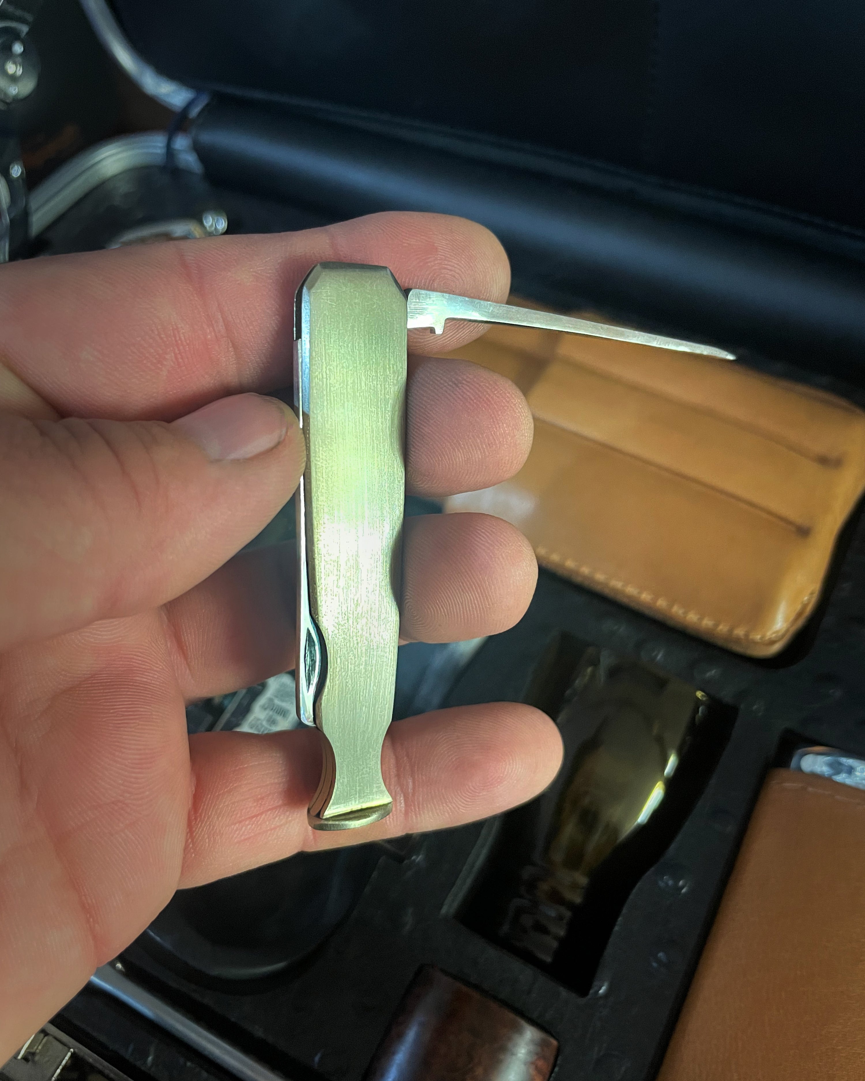 BillionEAR Attaché the Smoker Edition